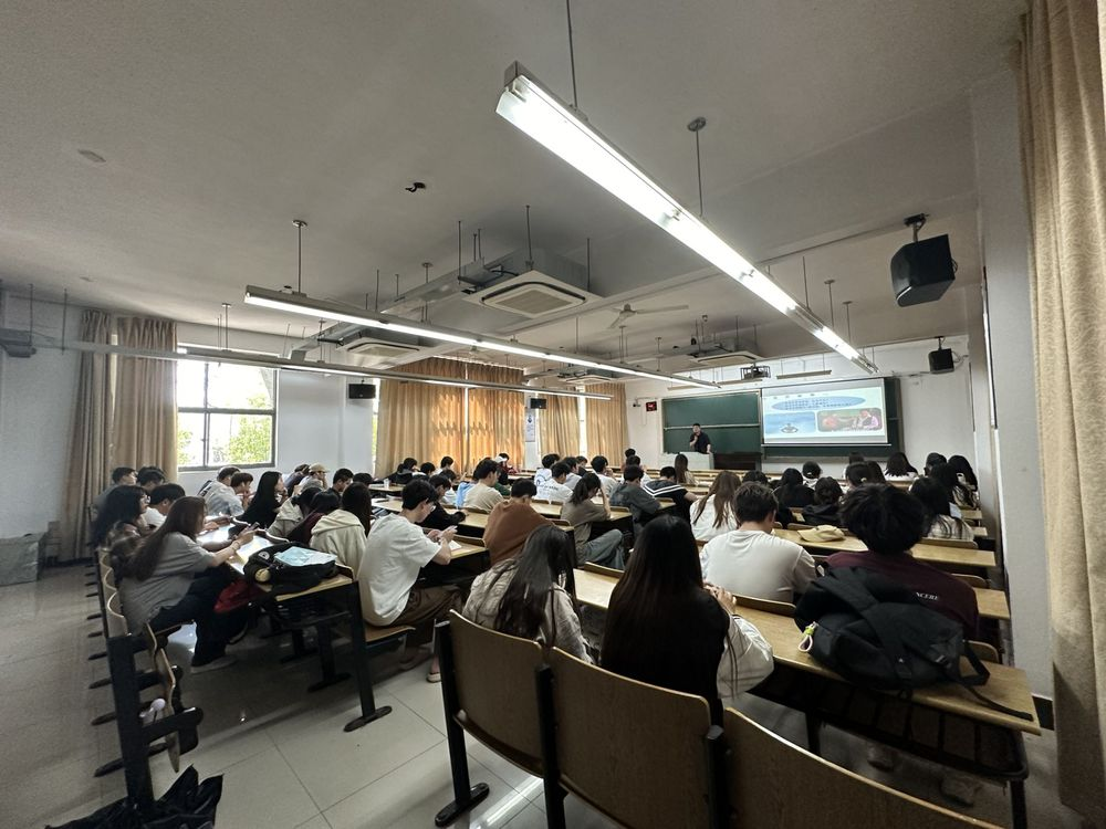 万象城AWC(中国)科技集团在南京邮电大学通达学院举办讲座